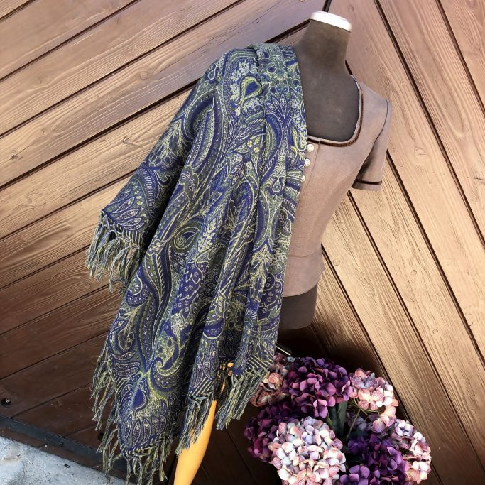 traditioneller Wiener Schal mit Paisleymuster und langen Fransen in dunkelblau und oliv 