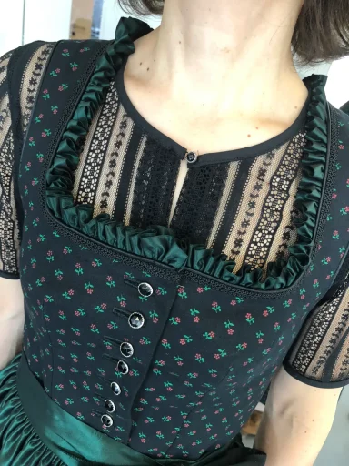 Schwarzes Dirndl geblümt: Dirndl-Nähkurs von Gabriele Herrmann - Dirndlnähkurs unter Profi-Anleitung mit eigenem Maßschnitt
