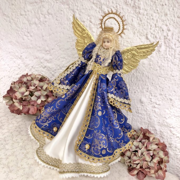 großer Weihnachtsengel in blau, creme und gold