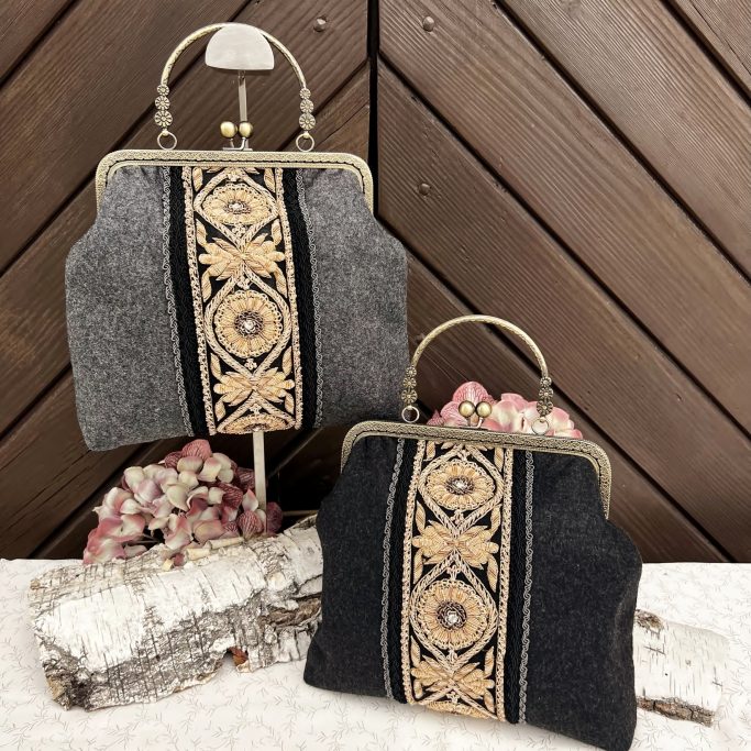 Zwei stilvolle Handtaschen mit kunstvollen Mustern in Grau und Schwarz.