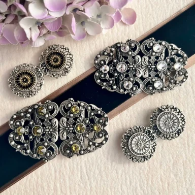 Schürzenschließen und Trachtenschließen in Silber mit Swarovski Steinen und Glaseinlagen