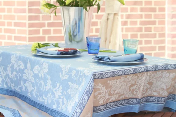 Leinen-Tischdecke mit traditionellen Mustern in blau und beige