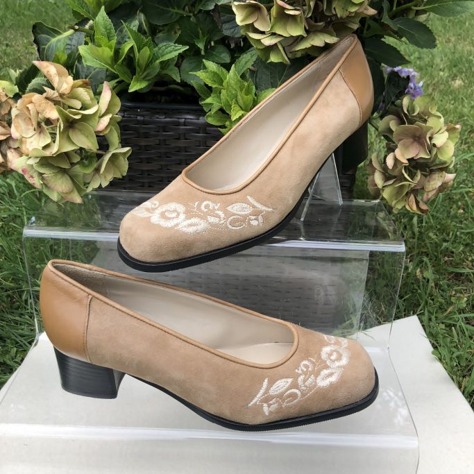 Beige Halbschuhe mit floralem Muster und niedrigem Absatz.