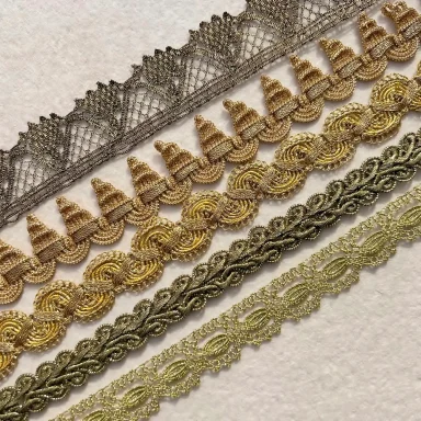 Verschiedene feine Goldborten und Goldspitzen