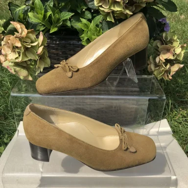 Beige Halbschuhe mit kleiner Schleife  und niedrigem Absatz.