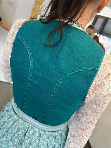Petrolgrünes Dirndl mit verziertem Rücken: Dirndl-Nähkurs von Gabriele Herrmann - Dirndlnähkurs unter Profi-Anleitung mit eigenem Maßschnitt