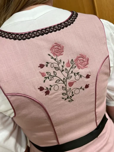 Bestickter Rücken in altrosa: Dirndl-Nähkurs von Gabriele Herrmann - Dirndlnähkurs unter Profi-Anleitung mit eigenem Maßschnitt