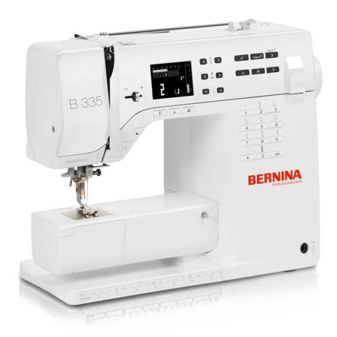 Nähmaschine der Marke BERNINA mit Bedienfeld und weißem Gehäuse.