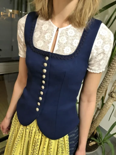 Blauer Spenzer mit gelber schürze: Dirndl-Nähkurs von Gabriele Herrmann - Dirndlnähkurs unter Profi-Anleitung mit eigenem Maßschnitt