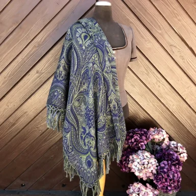 Traditioneller Wiener Schal mit Paisleymuster und langen Fransen in dunkelblau und oliv 