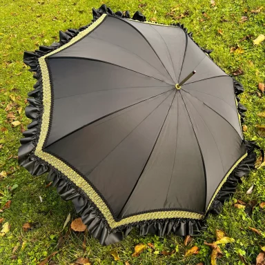 Eleganter schwarzer Trachtenschirm mit Rüsche und Goldspitze