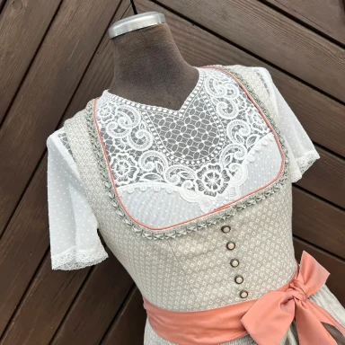 Elegante hochgeschlossene Waldorff Dirndlbluse in creme aus Spitze