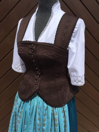 brauner Spenzer: Dirndl-Nähkurse München - Dirndlnähkurse mit Profi-Anleitung an der VHS - entdecken Sie das Dirndl nähen