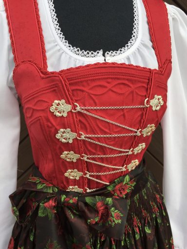 Rotes Dirndl vorne: Dirndl-Nähkurse München - Dirndlnähkurse mit Profi-Anleitung an der VHS - entdecken Sie das Dirndl nähen