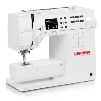 Nähmaschine der Marke BERNINA mit Bedienfeld und weißem Gehäuse.