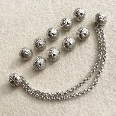 Silberne, verzierten Knöpfe in verschiedenen Designs auf hellem Hintergrund.