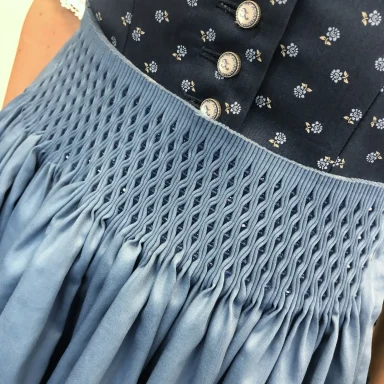 Dirndl-Nähkurse München - Dirndlnähkurse an der VHS - entdecken Sie das Dirndl nähen - blaue Dirndlschürze