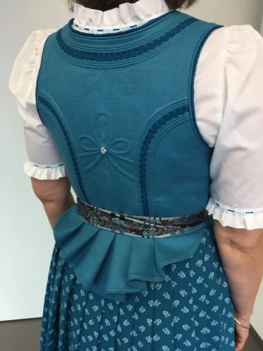 Dirndl-Nähkurs Miesbach  - nähen Sie ihr individuelles Dirndl im VHS Dirndlnähkurs unter Profi-Anleitung - Leinen Dirndl in petrolblau