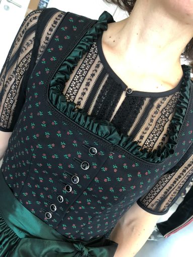 schwarzes Dirndl: Dirndl-Nähkurse München - Dirndlnähkurse mit Profi-Anleitung an der VHS - entdecken Sie das Dirndl nähen