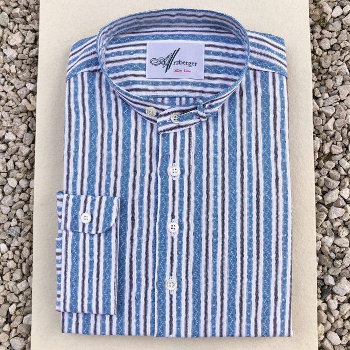 Gestreifte Hemd in Blau und Weiß, knöpfbar mit einem schmalen Kragen.