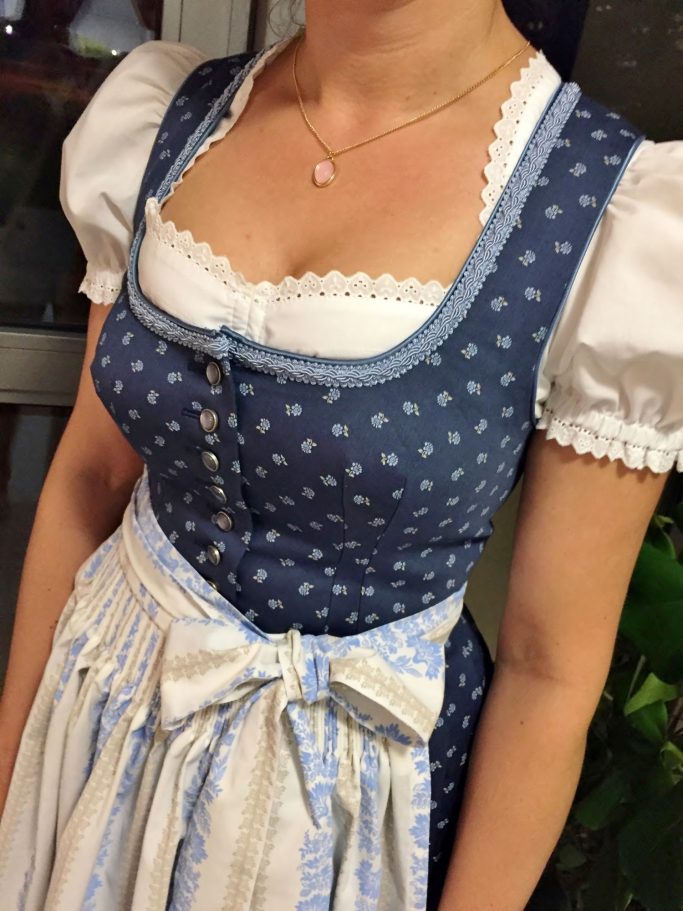 Blaues Dirndl mit kleinen Streublumen  und Knöpfen, perfekt für festliche Anlässe.