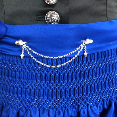 blaue Schürze: Dirndl-Nähkurse München - Dirndlnähkurse mit Profi-Anleitung an der VHS - entdecken Sie das Dirndl nähen 