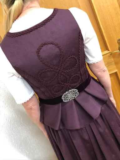 Dirndl-Nähkurs in Rosenheim und Bernau - Dirndl selber nähen im Chiemgau - Spenzer in beere