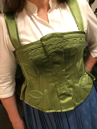 Dirndl-Nähkurs in Rosenheim und Bernau - Dirndl selber nähen im Chiemgau - grünes Salzburger Mieder