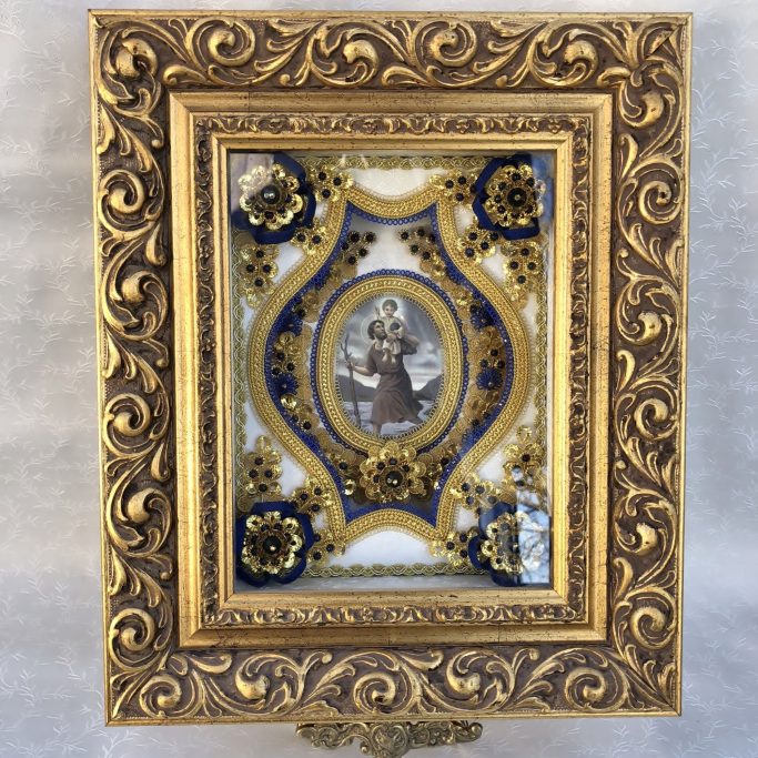 handgefertigte Klosterarbeit in einem goldenen Rahmen