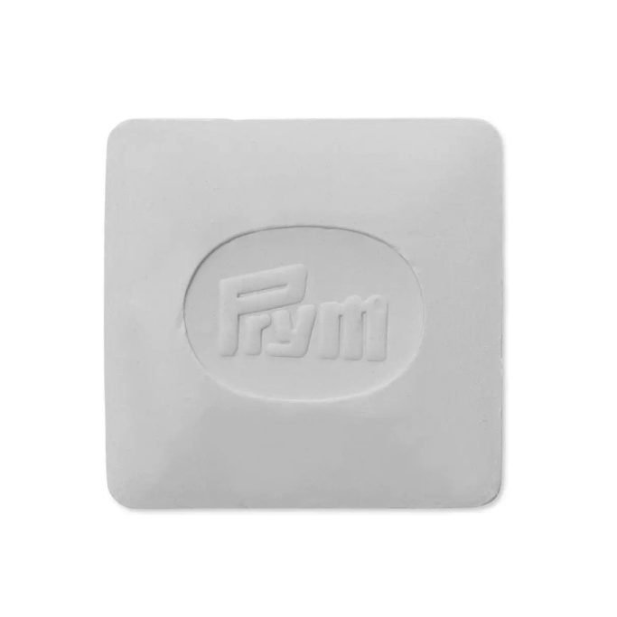 Graues, quadratisches Stück mit eingeprägtem Schriftzug „Fru“ im oberen Bereich.