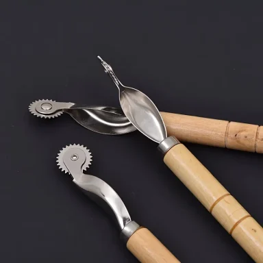 Drei verschiedene Werkzeuge mit Griffen aus Holz und metallenen Spitzen.